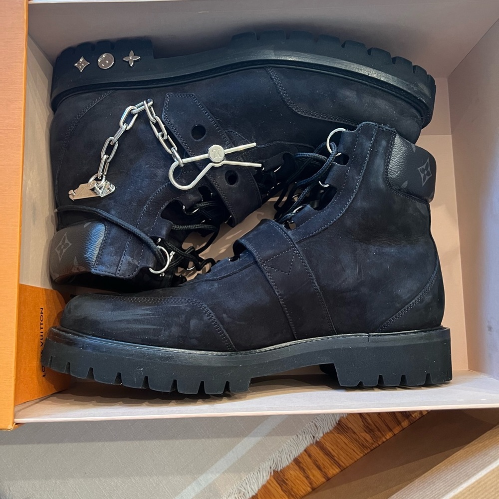 Men’s lv boots size 8, which is a 9US. Very slightly worn